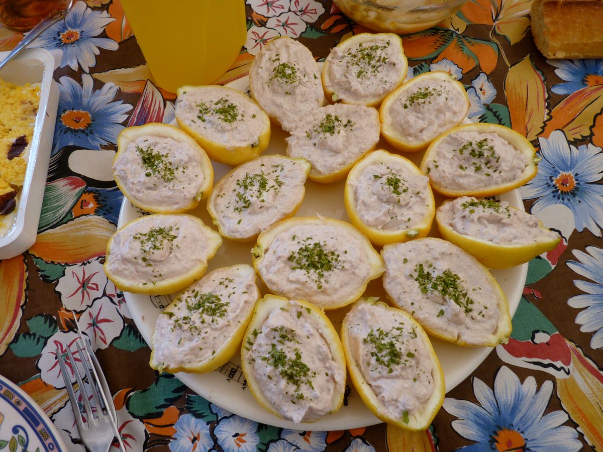 Maintenant les entrées : Citrons farcis au thon,