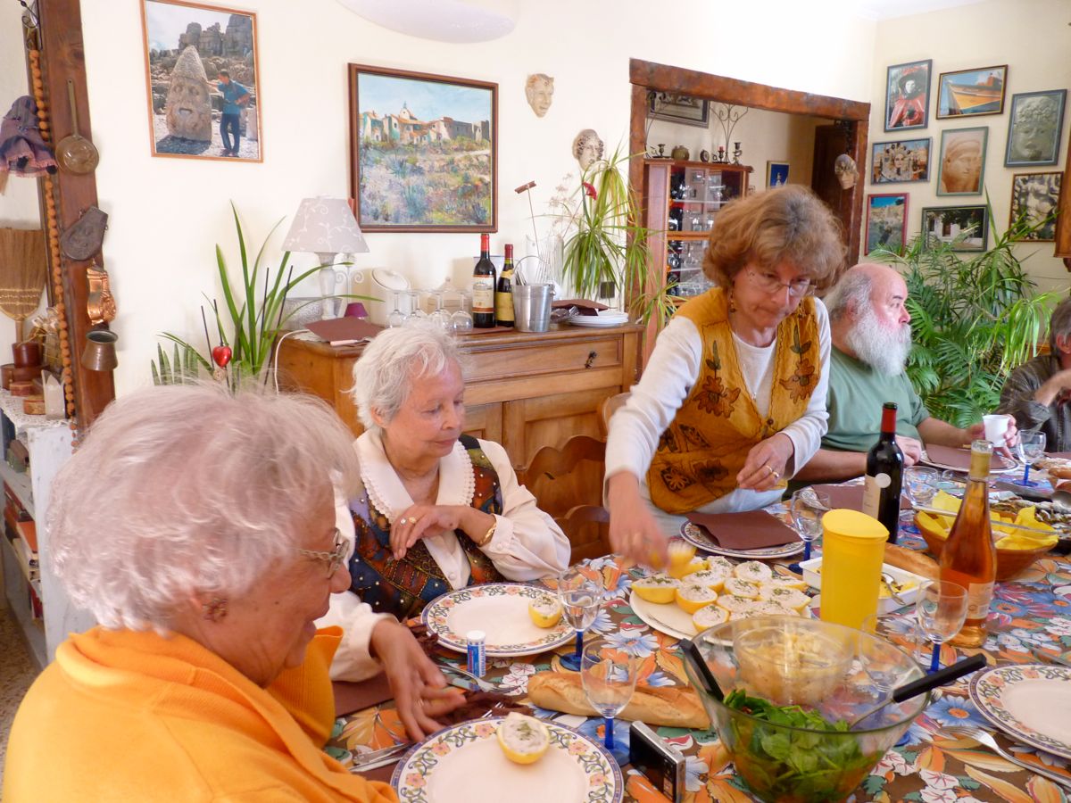 la tablée s'installe