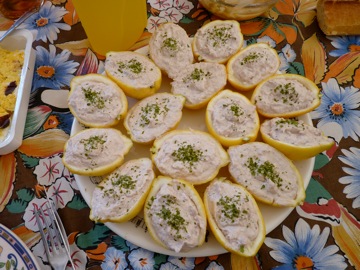 Maintenant les entrées : Citrons farcis au thon,